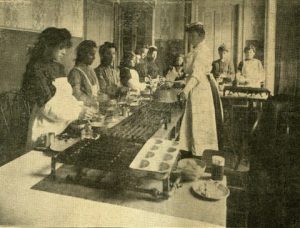 Cooking class at the second Settlement House at 499 5th St. in 1907. The building has since been demolished. Photo courtesy of the Jewish Museum Milwaukee.