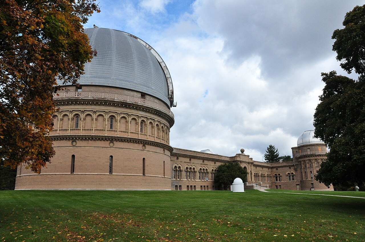 2009 photograph of Yerkes Observatory, a Beaux-Arts Style building with large domed telescope towers.