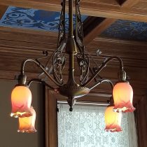 Hearthstone House chandelier. Photo courtesy of Trase Tracanna, 2021.